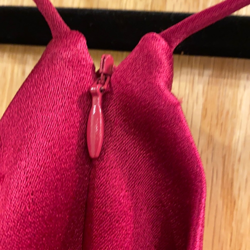 Halston Wrap-effect crepe-paneled satin wildberry - Picture 11 of 14